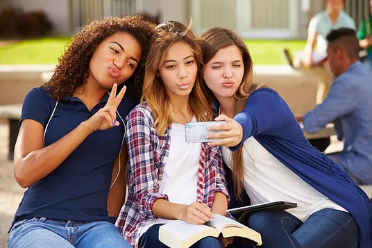 Group of pretty girls taking selfies | SpaGo MedSpa in Erie, PA